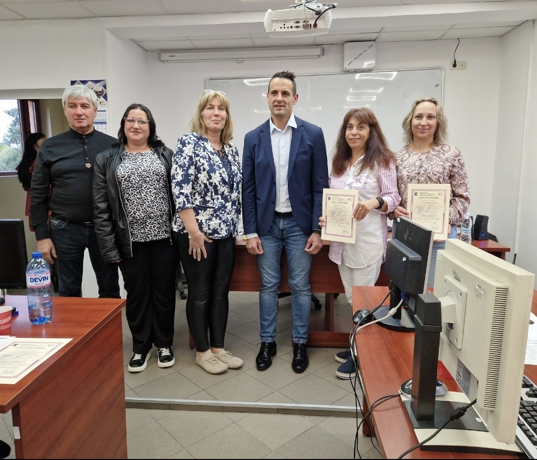 Учителите от ПГХТБТ „Мария Кюри“ повишиха квалификацията си в Банкя – Новини Разград
