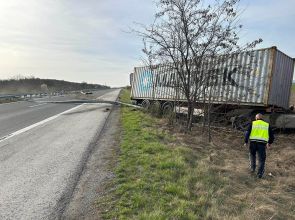 Контейнеровоз спука гума на магистрала „Хемус“ и блокира едното платно