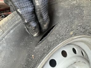 Психично болен наряза гуми на товарен автомобил в Цар Калоян