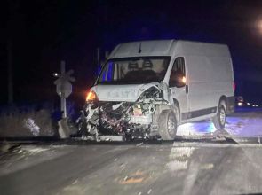 Бус се заби в пътнически влак на жп прелеза между Дулово и Исперих