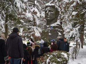 С групова рецитация на „Обесването на Васил Левски“ бе почетен на Апостола на свободата в Разград (ВИДЕО)