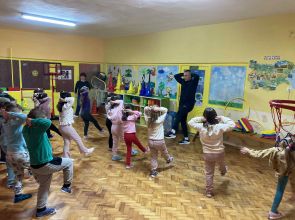 Учител от ОУ „Отец Паисий“ проведе спортна инициатива с деца от ДГ „Незабравка“ – Разград