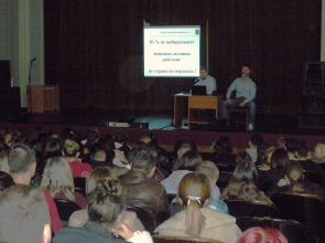 Инспектори от ГДБОП разясниха на ученици от Разград рисковете от кибертормоз и измами (СНИМКИ)