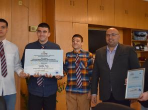 Кметът на Разград връчи на четирима ученици от НПТГ “Шандор Петьофи“ награда от Националния младежки конкурс „Аз за моята община: Моят глас за европейска промяна“