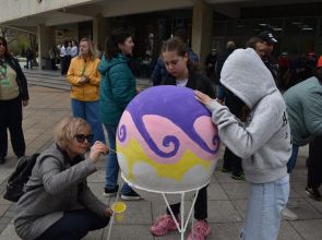 Още 5 шарени яйца за великденската украса на Разград и весел празник за децата (ВИДЕО)