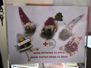 Доброволци към БЧК от ПГ „Васил Левски“ в Исперих с кампания за събиране на средства за топъл обяд за нуждаещи се