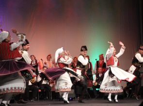 Пъстра фолклорна китка от музика, песен и танц поднесоха артистите от Капанския ансамбъл за Великден