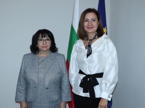Министър Петкова се срещна с члена на Европейската сметна палата Илиана Иванова
