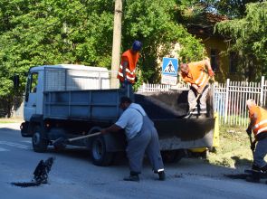 Стартира запълването на дупки по улиците в Разград (СНИМКИ)