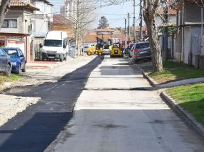 Започна полагането на първия пласт асфалт на улиците, които останаха неасфалтирани след подмяната на водопроводите в Доброшката махала