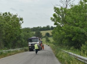 Започнаха кърпежи по три общински пътя