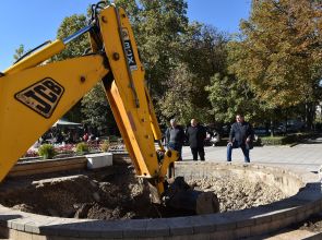 Започна подготовката за пресаждане на новата градска коледна елха в Разград