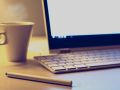 kafe-laptop-klaviatura-pisalka.jpg