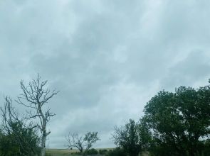 Облачен понеделник с кратки превалявания и топло време в област Разград