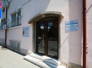Задържаха пътник в такси, подал сигнал за неиздаден касов бон, но в същото време влезнал в пререкания с униформените и шофьора