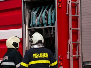 Дърво падна върху автомобил на пътя Разград–Търговище