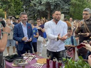 Хляб, вино, миди и фурми с ядки, приготвяни на място по древни римски рецепти, представи Разградският музей на Фестивала на античното наследство „Орел на Дунава“
